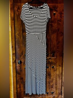 Neiman Marcus | Dresses | Neiman Marcus Women Black White Stripped Maxi  Dress Sleeveless Stretch Size Ml | Poshmark